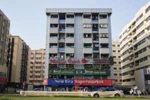 (संयुक्त अरब इमिरेट्सको दुबईमा रहेको एक आवासीय भवनको बाल्कोनीमा लुगा सुकाउँदै, शुक्रबार, जुलाई ४, २०२५। (एपी फोटो: अल्ताफ कादरी)
