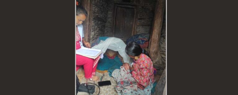 (गोठमा राखिएकी सुत्केरी अस्मिता भियाँलको स्वास्थ्य परीक्षण गर्दै स्वास्थ्यकर्मी । तस्बिर : मोहनसिंह बुढा)