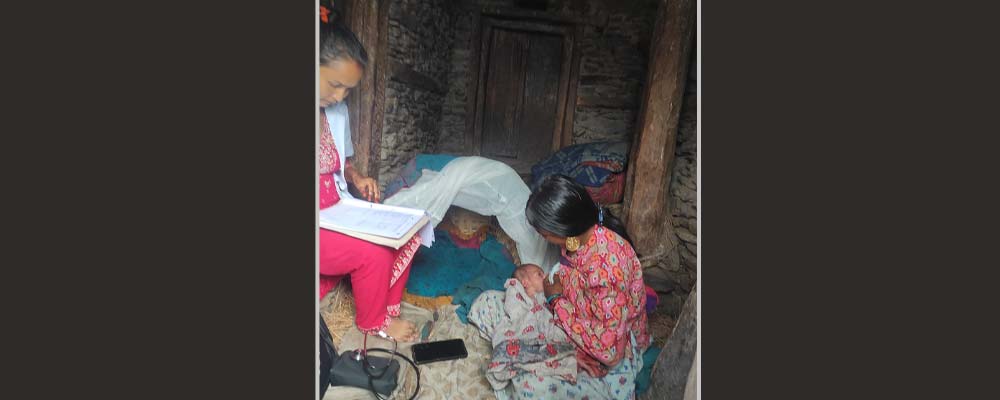 (गोठमा राखिएकी सुत्केरी अस्मिता भियाँलको स्वास्थ्य परीक्षण गर्दै स्वास्थ्यकर्मी । तस्बिर : मोहनसिंह बुढा)