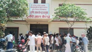 कृषि ज्ञान केन्द्र धनुषामा स्यालो ट्युबवेलका लागि आवेदन बुझाउने किसानको भीड । तस्बिर : विजयकुमार साह