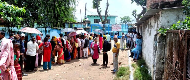 कारागारमा कैदी जीवन बिताइरहेका आफ्ना व्यक्ति भेट्नेको लाइन । तस्बिर : अविनाश चौधरी