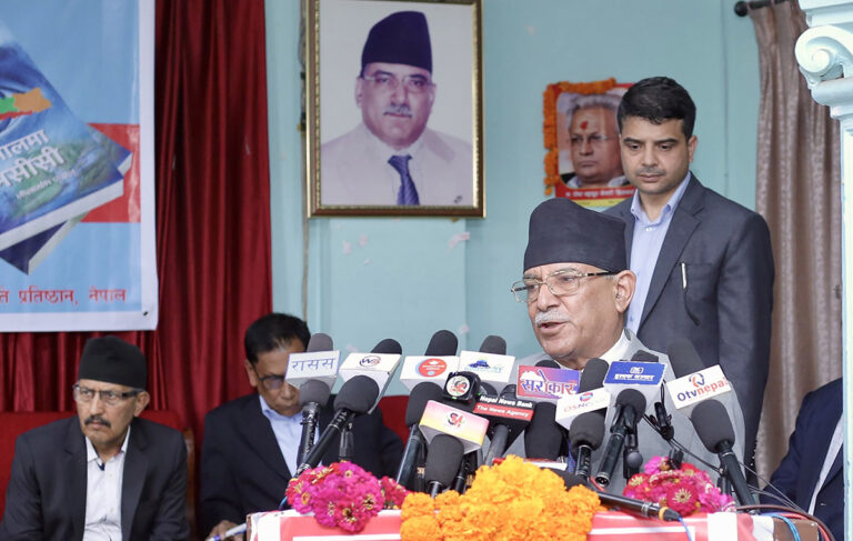नेकपा (माओवादी केन्द्र)का अध्यक्ष पुष्पकमल दाहाल ‘प्रचण्ड’ बुधबार काठमाडौँमा  लीलामणि पोखरेलद्वारा   लिखित ‘नेपालमा एमसीसी’  पुस्तक विमोचन कार्यक्रमलाई सम्बोधन गर्नुहुँदै । तस्बिरः प्रदीपराज वन्त/रासस