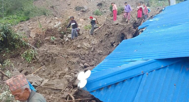 (मैवाखोला गाउँपालिका–६ फाकुम्बामा बुधबार बिहान गएको पहिरो ।)
