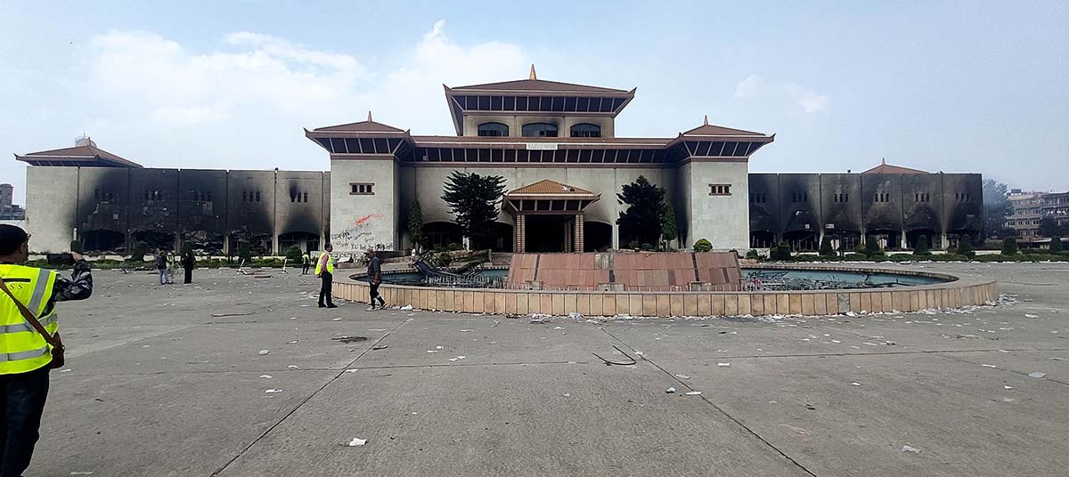काठमाडौँ, २६ भदौ ।  राजधानीमा मङ्गलबार प्रदर्शनको क्रममा आगलगी गरेर ध्वस्त बनाएको नयाँ बानेश्वरस्थित संघीय संसद भवन । बाहिरबाट हेर्दा क्षति नभए पनि भित्रको सम्पूर्ण सामान ध्वस्त भएका छन् । तस्बिर रत्न श्रेष्ठ/रासस