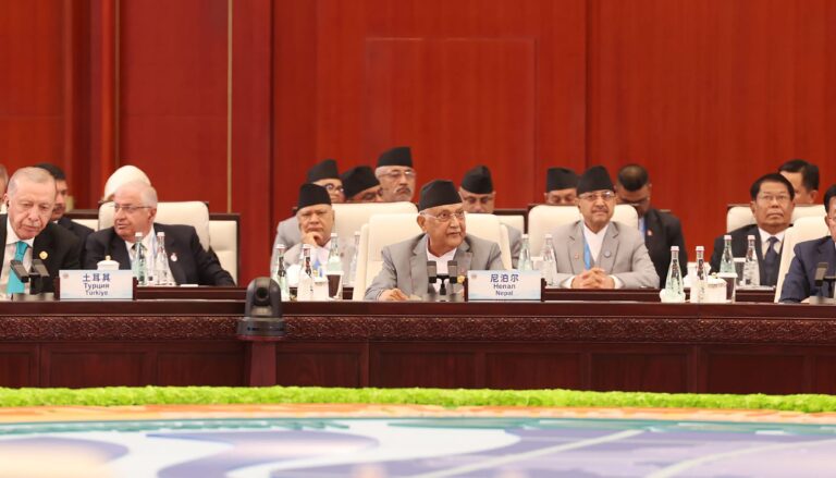 थियानजिन(चीन), १६ भदौ :
प्रधानमन्त्री ओली-सम्बोधन
प्रधानमन्त्री केपी शर्मा ओली शाङ्घाई सहयोग संगठन (एससिओ) प्लसको शिखर सम्मेलनलाई सम्बोधन गर्नुहुँदै  ।तस्बिर सौजन्य : प्रधानमन्त्रीको सचिवालय/रासस