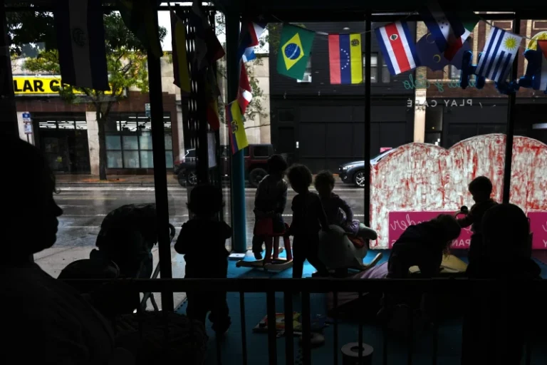 (शिकागोको लोगान स्क्वायर छिमेकमा रहेको लुना वाई सिएलो प्ले क्याफेमा बालबालिकाहरू खेलिरहेको बेला एक नानीले झ्यालमा हेरिरहेकी छिन्, जहाँ उनीहरू खेलको माध्यमबाट स्पेनी भाषा अभ्यास गर्छन् र सिक्छन्, बुधबार, अक्टोबर १५, २०२५। एपी फोटो: रेबेका ब्ल्याकवेल)