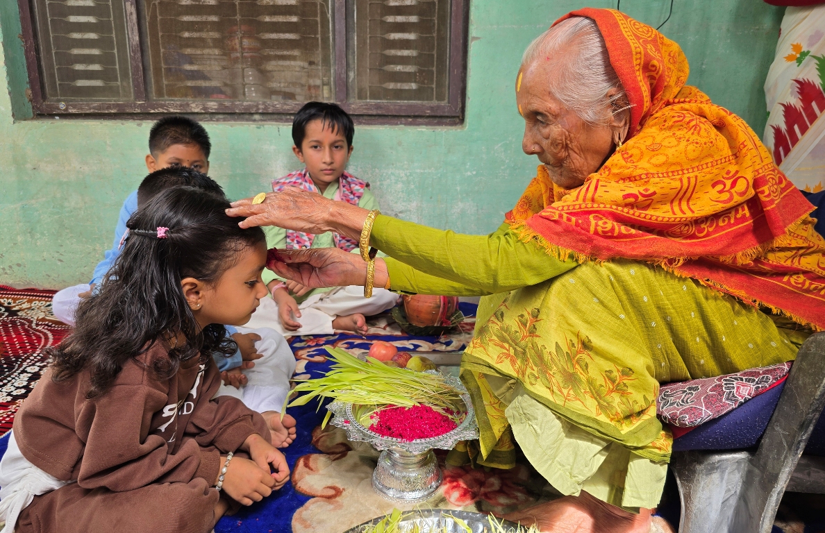 (दाङ देउखुरीको राप्ती गाउँपालिका–२ स्थित लालमटियामा स्थानीय बासिन्दाले बडादसैँको मुख्य दिन विजया दशमीमा मान्यजनको हातबाट टीका र जमरा ग्रहण गर्दै । तस्बिरः कुलदीप न्यौपाने: रासस)