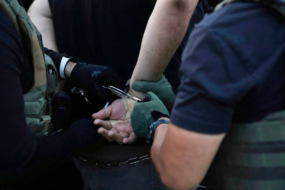 (सेप्टेम्बर १९, २०२५ मा पार्क रिज, इलिनोइसमा बिहानको अपरेशनको क्रममा अमेरिकी अध्यागमन र भन्सार प्रवर्तन एजेन्टहरूले एक जनालाई पक्राउ गर्छन्। एपी फोटो: एरिन हुली, फाइल)