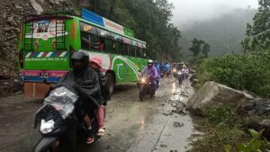 (फिस्लिङ पहिरो पन्छाई सडक सुचारु पृथ्वी राजमार्ग अन्तर्गत चितवनको इच्छाकामना गाउँपालिका–३ फिस्लिङमा खसेको पहिरो पन्छाएपछि सवारीसाधन गन्तव्यतर्फ जादैँ । तस्बिरः हीरालाल गुरुङ: रासस)