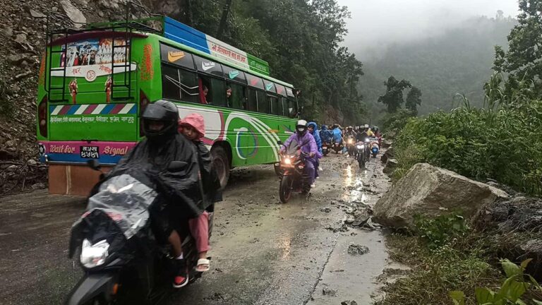 (फिस्लिङ पहिरो पन्छाई सडक सुचारु पृथ्वी राजमार्ग अन्तर्गत चितवनको इच्छाकामना गाउँपालिका–३ फिस्लिङमा खसेको पहिरो पन्छाएपछि सवारीसाधन गन्तव्यतर्फ जादैँ । तस्बिरः हीरालाल गुरुङ: रासस)