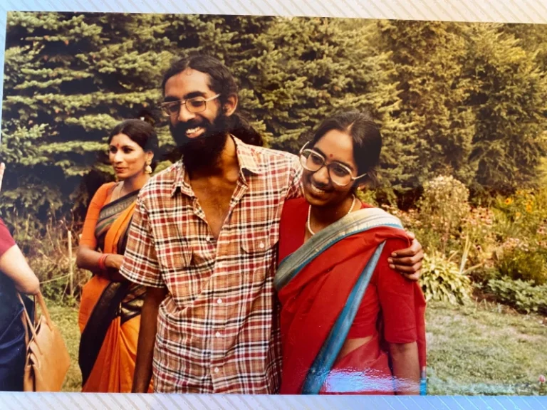 (तेजस्विनी राव पार्टी पाहुनाहरूसँग कुराकानी गर्दै सुब्रमण्यम र सरस्वती वेदम अगस्ट 1981 मा स्टेट कलेज, पा. मा आफ्ना आमाबाबुको विवाह वार्षिकोत्सवको पार्टीमा अँगालो। फोटो: सरस्वती वेदम )