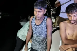 (मलेसियाली समुद्री प्रवर्तन एजेन्सीले जारी गरेको यो तस्बिरमा शनिबार, नोभेम्बर ८, २०२५ मा मलेसियाको उत्तरी रिसोर्ट टापु लाङ्कावीको पानीमा पाल डुङ्गाबाट उद्धार गरिएपछि आप्रवासीहरूलाई अधिकारीहरूलाई बुझाइएको देखिन्छ। तस्बिर: एपी मार्फत मलेसियाली समुद्री प्रवर्तन एजेन्सी)