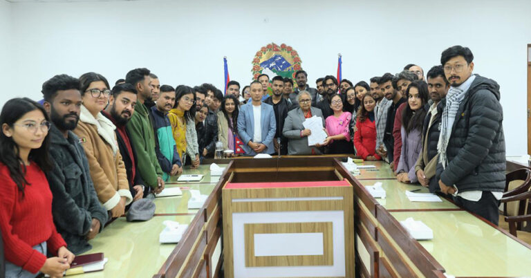 (प्रधानमन्त्री सुशीला कार्कीसमक्ष जेनजीका सात प्रदेशका संयोजकहरू एकीकृत प्रस्तावित सम्झौता बुझाउँदै । तस्बिर : प्रधानमन्त्रीको सचिवालय)