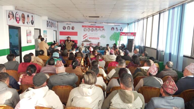 (नेपाली कांग्रेसको विशेष महाधिवेशन पक्षधरले शनिबार आयोजना गरेको कानूनी परामर्श बैठकका सहभागीहरू । तस्बिर : नान)