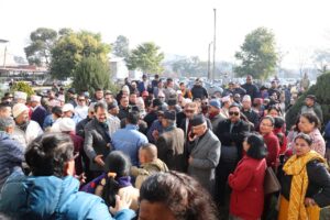 (नेपाली कांग्रेसको संस्थापन पक्षका नेता–कार्यकर्ताहरु निर्वाचन आयोगमा । तस्बिर : प्रदीप राज वन्त)