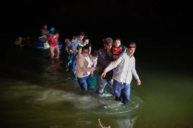 (आप्रवासी परिवारहरू मार्च २४, २०२१ मा रोमा, टेक्सास तर्फ उथले पानी हुँदै यात्रा गर्दै। एपी फोटो: डारियो लोपेज-मिल्स, फाइल)