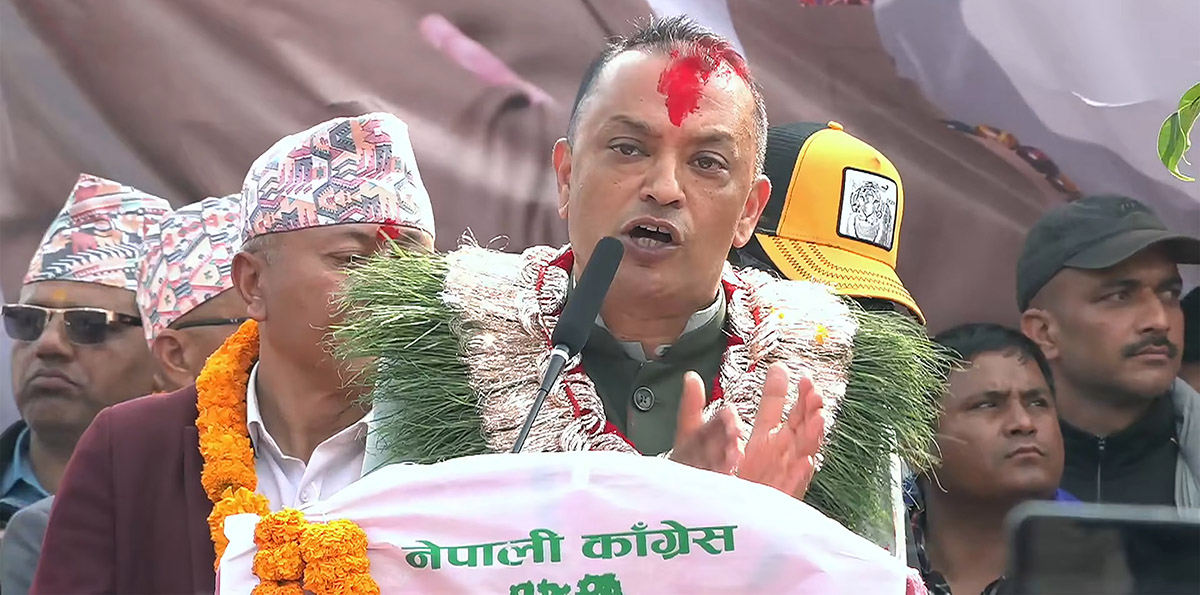 नेपाली कांग्रेसका सभापति गगनकुमार थापा कर्णाली प्रदेशको राजधानी  सुर्खेतको वीरेन्द्रनगरमा नेपाली कांग्रेसले आज आयोजना गरेको चुनावी सभालाई सम्बोधन गर्नुहुँदै । तस्बिरः  सुरेश आचार्य/रासस
