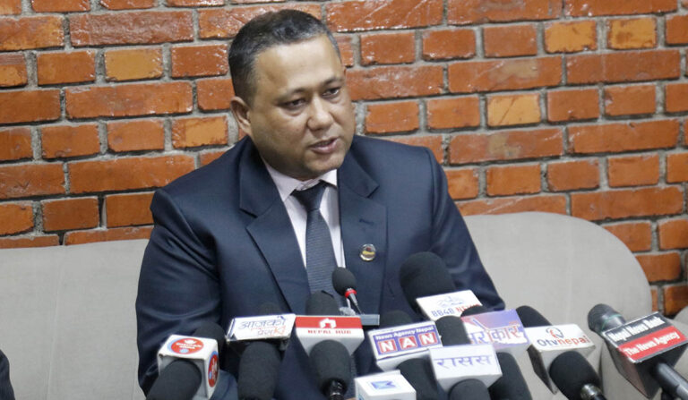 पत्रकार सम्मेलनमा परराष्ट्रमन्त्री खनाल
काठमाडौँ, २४ जेठ : तीन दिने भारत भ्रमण पूरा गरी आइतबार स्वदेश फर्कनुभएका परराष्ट्रमन्त्री शिशिर खनाल त्रिभुवन अन्तर्राष्ट्रिय विमानस्थलमा आयोजित पत्रकार सम्मेलनमा सञ्चारकर्मीहरूको प्रश्नको उत्तर दिनुहुँदै। तस्बिरः विमलबहादुर विष्ट/रासस