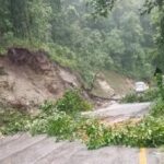 (पहिरोका कारण अवरुद्ध भएको मेची राजमार्गअन्तर्गत इलामको गोलाखर्क–राजदुवाली सडकखण्ड ।)