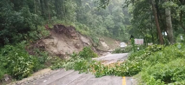 (पहिरोका कारण अवरुद्ध भएको मेची राजमार्गअन्तर्गत इलामको गोलाखर्क–राजदुवाली सडकखण्ड ।)