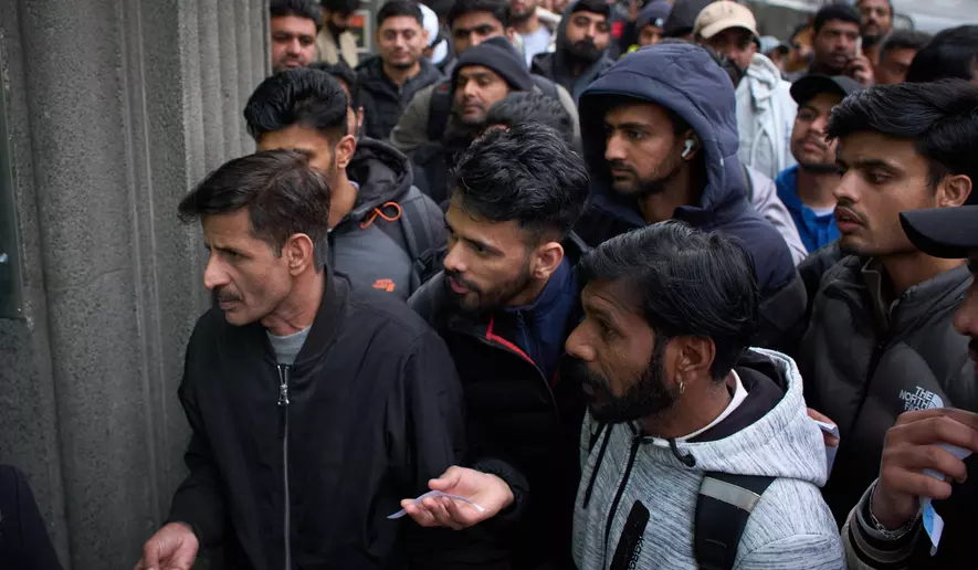 (स्पेनको बार्सिलोनामा रहेको पाकिस्तानी वाणिज्य दूतावासको प्रवेशद्वारमा बिहीबार, जनवरी २९, २०२६ मा पाकिस्तानीहरूको भीड जम्मा भएको छ, स्पेनी सरकारले सम्भावित लाखौं आप्रवासीहरूलाई बसोबास र कार्य अनुमति प्रदान गर्ने निर्णय गरेपछि। एपी फाइल फोटो: एमिलियो मोरेनाट्टी)