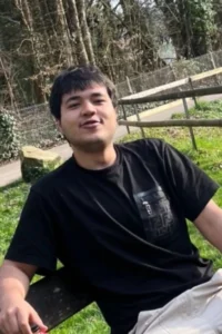 (गुजेले आदिलले उपलब्ध गराएको यो मिति नभएको तस्बिरमा उनका छोरा अराफत आदिलले अज्ञात स्थानमा फोटो खिचाउँदै गरेको देखाइएको छ। तस्बिर: गुजेले आदिल एपी मार्फत)