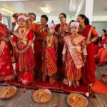 (नेवाःखलः कोलोराडोको आयोजनामा कन्याहरूका परिवारहरूको समुपस्थितिमा चौथो इही, (सामूहिक बेल विवाह) संस्कार बिधी पूर्वक सम्पन्न भएको छ । तश्वीर नेवा खल, कोलोराडो)