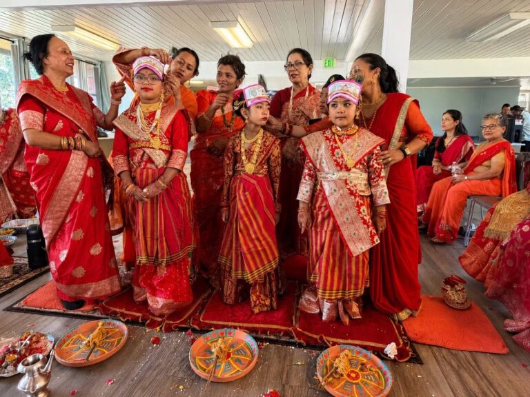 (नेवाःखलः कोलोराडोको आयोजनामा कन्याहरूका परिवारहरूको समुपस्थितिमा चौथो इही, (सामूहिक बेल विवाह) संस्कार बिधी पूर्वक सम्पन्न भएको छ । तश्वीर नेवा खल, कोलोराडो)