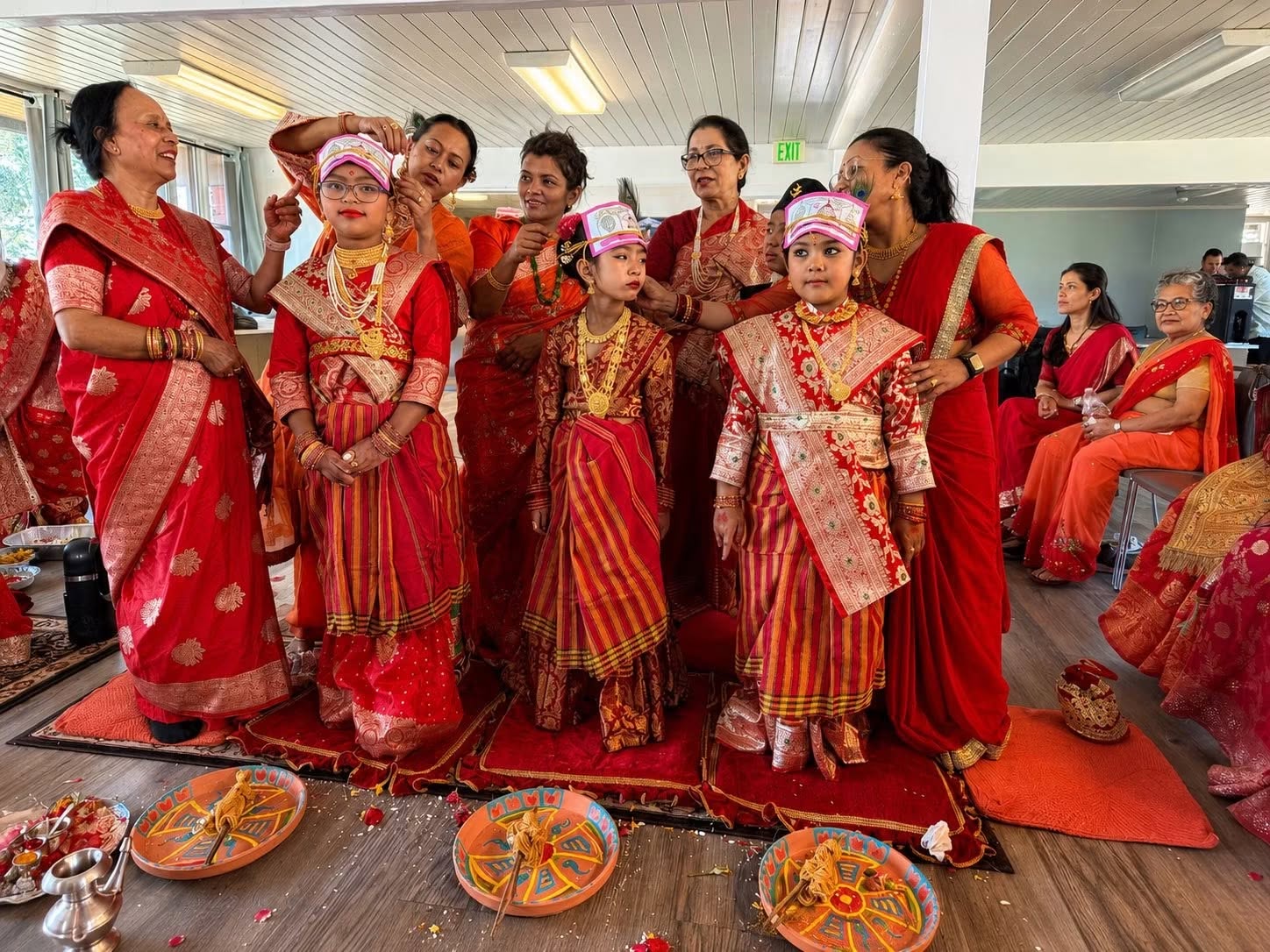 (नेवाःखलः कोलोराडोको आयोजनामा कन्याहरूका परिवारहरूको समुपस्थितिमा चौथो इही, (सामूहिक बेल विवाह) संस्कार बिधी पूर्वक सम्पन्न भएको छ । तश्वीर नेवा खल, कोलोराडो)