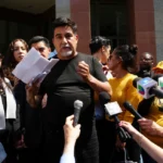 (अध्यागमन छापा मार्ने क्रममा पक्राउ परेका क्यालिफोर्नियाको सेवा कर्मचारी अन्तर्राष्ट्रिय संघका अध्यक्ष डेभिड हुएर्टा जुन ९, २०२५ मा लस एन्जलसको डाउनटाउनमा धरौटीमा रिहा भएपछि बोल्दै। एपी फाइल फोटो: डेमियन डोभार्नेस)