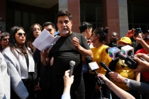 (अध्यागमन छापा मार्ने क्रममा पक्राउ परेका क्यालिफोर्नियाको सेवा कर्मचारी अन्तर्राष्ट्रिय संघका अध्यक्ष डेभिड हुएर्टा जुन ९, २०२५ मा लस एन्जलसको डाउनटाउनमा धरौटीमा रिहा भएपछि बोल्दै। एपी फाइल फोटो: डेमियन डोभार्नेस)