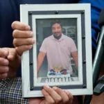 (लोरेन्जो साल्गाडो अराउजोका छोराहरू रोनाल्डो साल्गाडो र लोरेन्जो जुनियरले बुधबार, ८ जुलाई २०२६ मा ह्युस्टनमा आयोजित पत्रकार सम्मेलनका क्रममा आफ्ना बुबाको तस्बिर समातेका छन्। एपी तस्बिर: डेभिड जे. फिलिप)