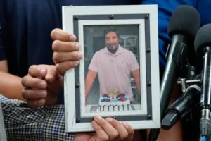 (लोरेन्जो साल्गाडो अराउजोका छोराहरू रोनाल्डो साल्गाडो र लोरेन्जो जुनियरले बुधबार, ८ जुलाई २०२६ मा ह्युस्टनमा आयोजित पत्रकार सम्मेलनका क्रममा आफ्ना बुबाको तस्बिर समातेका छन्। एपी तस्बिर: डेभिड जे. फिलिप)