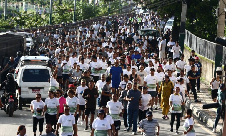 (नेपाली कांग्रेसले गरेको काठमाडौँ उपत्यकामा आयोजना गरेको‘ग्रीन रन’ कार्यक्रममा सहभागीहरु । तस्बिर : विकास द्वारे)