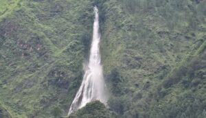 (बेंसी गाउँको शिरमा रहेको मनमोहक नारच्याङ झरना । तस्विरः ठाकुरप्रसाद आचार्य)