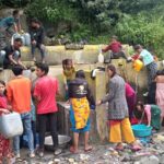 (गमगढी बजारमा खानेपानीको हाहाकार भएपछि चैनाखोलामा पानी लिन पुगेका स्थानीयको भीड । तस्बिर : हरिकृष्ण ऐडी)