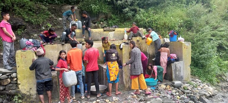 (गमगढी बजारमा खानेपानीको हाहाकार भएपछि चैनाखोलामा पानी लिन पुगेका स्थानीयको भीड । तस्बिर : हरिकृष्ण ऐडी)