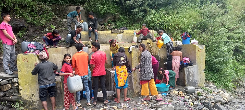 (गमगढी बजारमा खानेपानीको हाहाकार भएपछि चैनाखोलामा पानी लिन पुगेका स्थानीयको भीड । तस्बिर : हरिकृष्ण ऐडी)