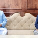 (नेकपाका संयोजक पुष्पकमल दाहाल ‘प्रचण्ड’ र एमालेका अध्यक्ष केपी शर्मा ओली । तस्बिर: रासस)