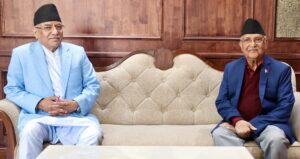 (नेकपाका संयोजक पुष्पकमल दाहाल ‘प्रचण्ड’ र एमालेका अध्यक्ष केपी शर्मा ओली । तस्बिर: रासस)
