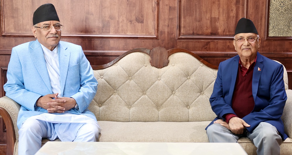 (नेकपाका संयोजक पुष्पकमल दाहाल ‘प्रचण्ड’ र एमालेका अध्यक्ष केपी शर्मा ओली । तस्बिर: रासस)