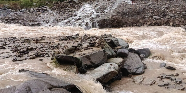 (पिस्ती खोलामा आएको बाढीले बगाएको सडक । तस्बिर : सुरज गुरुङ)