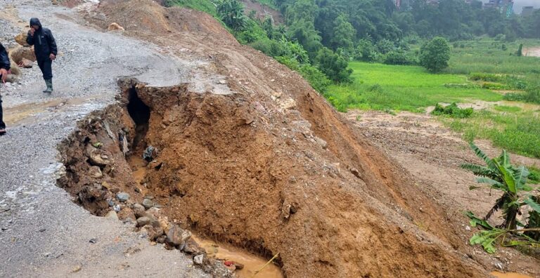 पृथ्वीराजमार्ग अन्तर्गत तनहुँको व्यास नगरपालिका–३ दमौली नजिक निरन्तर परेको पानीका कारण शनिबार बिहान भासिएको सडक । यस ठाउँमा 'डाइभर्सन 'निर्माणका लागि सडक खनिएका कारण सडक भासिएको हो । तस्बिर ः कृष्ण न्यौपाने / रासस