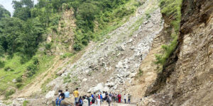 (पहिरोले अवरुद्ध कर्णाली राजमार्गको गगनेखोला खण्ड। तस्बिरः नेत्र शाही)