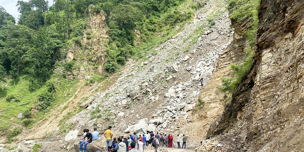 (पहिरोले अवरुद्ध कर्णाली राजमार्गको गगनेखोला खण्ड। तस्बिरः नेत्र शाही)