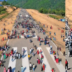 (बैतडीको पाटन विमानस्थलमा भिडियो तथा तस्बिर खिच्दै स्थानीयवासी । फोटो: केशवराज भट्ट  )