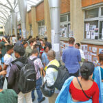 (रसुवाको भोटेकोशीमा आएको बाढीमा परी बेपत्ता भएकाको तस्बिर आइतबार काठमाडाैँको महाराजगन्जस्थित शिक्षण अस्पतालको भित्तामा टाँसिएको विवरण हेर्न आएका स्वदेशी तथा विदेशी आफन्तजन । तस्बिर : कविन अधिकारी)