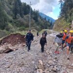 (क्षतिग्रष्त सडकको अनुगमन गर्नुहुँदै प्रमुख जिल्ला अधिकारी कोपिला राई लगायत । तस्बिर : जिल्ला प्रशासन कार्यालय रुकुमपूर्व)