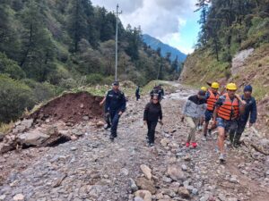 (क्षतिग्रष्त सडकको अनुगमन गर्नुहुँदै प्रमुख जिल्ला अधिकारी कोपिला राई लगायत । तस्बिर : जिल्ला प्रशासन कार्यालय रुकुमपूर्व)
