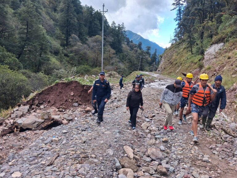 (क्षतिग्रष्त सडकको अनुगमन गर्नुहुँदै प्रमुख जिल्ला अधिकारी कोपिला राई लगायत । तस्बिर : जिल्ला प्रशासन कार्यालय रुकुमपूर्व)